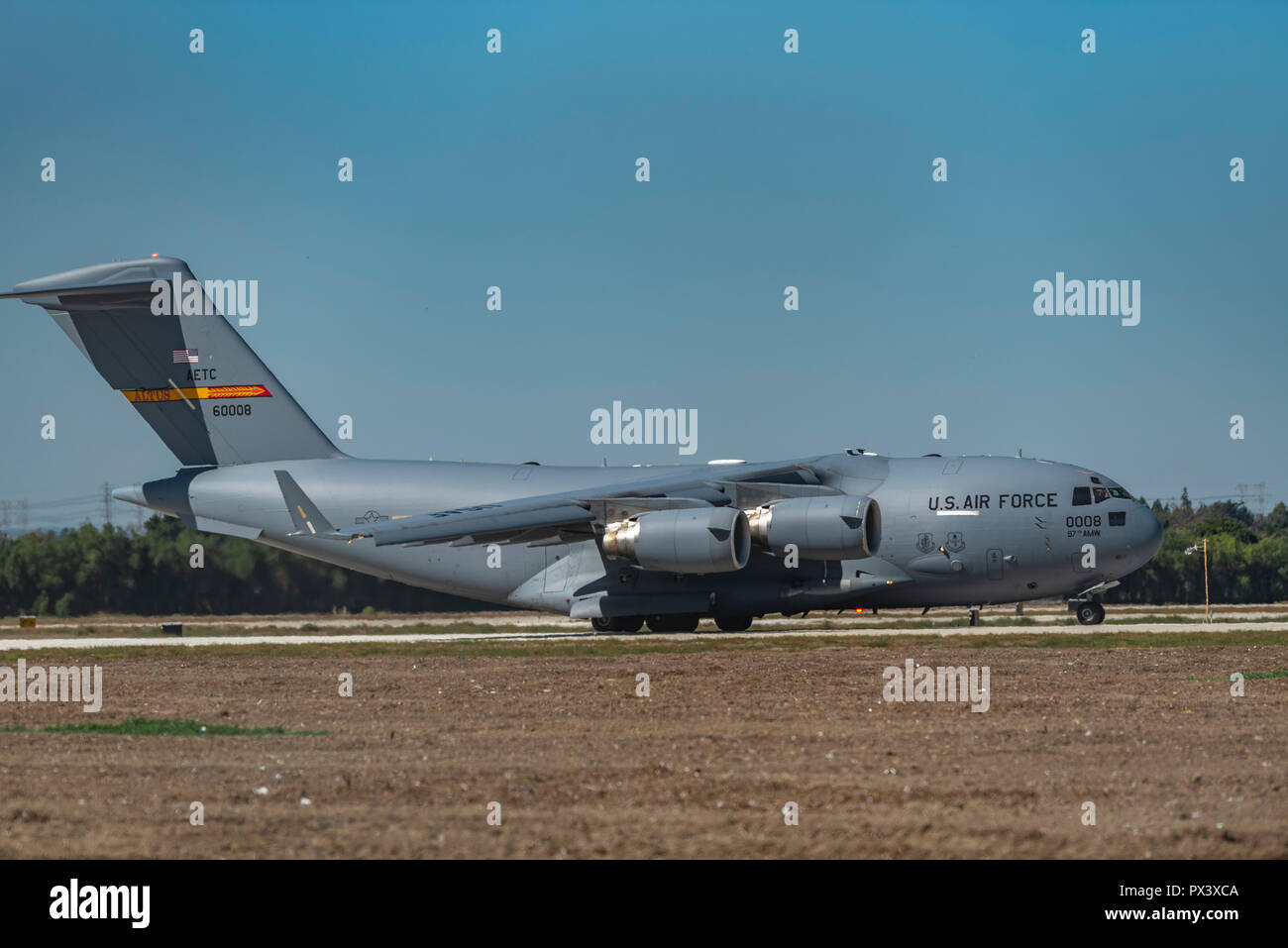 Los Alamitos, CA. Il USAF C-17 Globemaster III prende il largo attraverso le ondate di calore sulla pista di forze congiunte Training Base Los Alamintos per la grande Pacific Air Show in ottobre, 19, 2018. Credito: Benjamin Ginsberg Credito: Benjamin Ginsberg/Alamy Live News Foto Stock