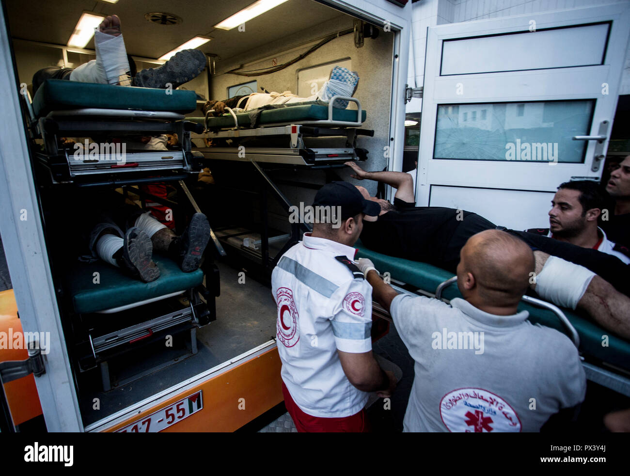 Un dimostrante ferito giacente su una barella visto essendo portato da un'ambulanza al Shifa Hospital a ricevere il trattamento durante gli scontri. Scontri al confine di Israele in un anti-occupazione marzo nei pressi del confine orientale nella Striscia di Gaza. Foto Stock