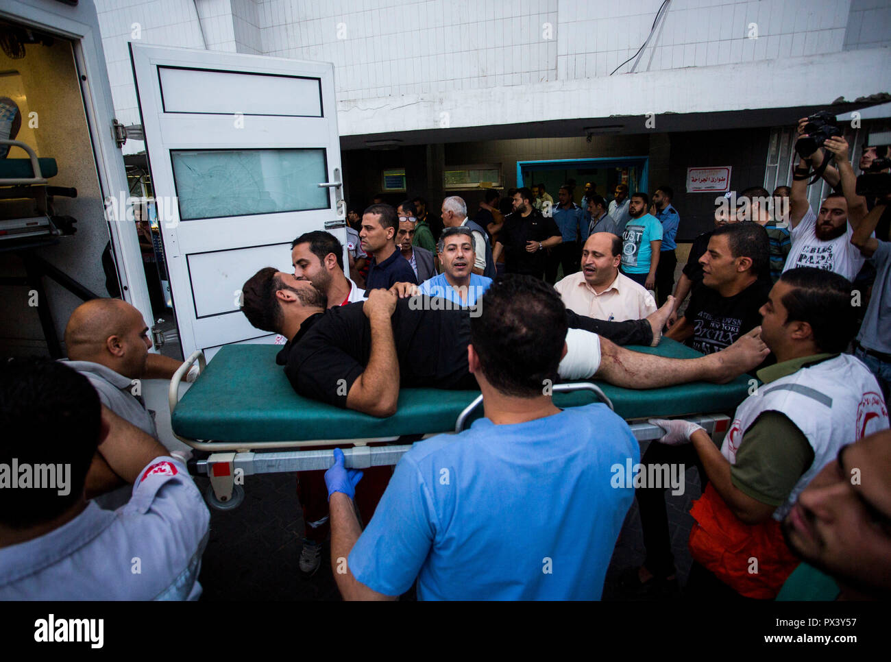 Un dimostrante ferito giacente su una barella visto essendo portato da un'ambulanza al Shifa Hospital a ricevere il trattamento durante gli scontri. Scontri al confine di Israele in un anti-occupazione marzo nei pressi del confine orientale nella Striscia di Gaza. Foto Stock