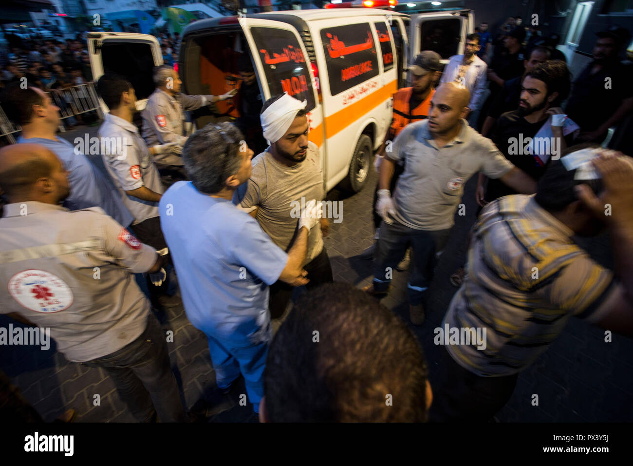 Un dimostrante ferito è visto essendo portato in ospedale Shifa a ricevere il trattamento durante gli scontri. Scontri al confine di Israele in un anti-occupazione marzo nei pressi del confine orientale nella Striscia di Gaza. Foto Stock