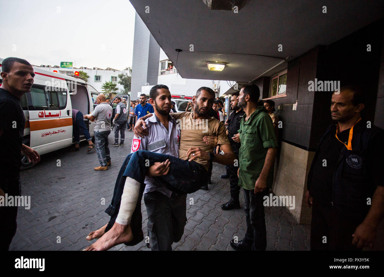 Un dimostrante ferito è visto essendo portato in ospedale Shifa a ricevere il trattamento durante gli scontri. Scontri al confine di Israele in un anti-occupazione marzo nei pressi del confine orientale nella Striscia di Gaza. Foto Stock