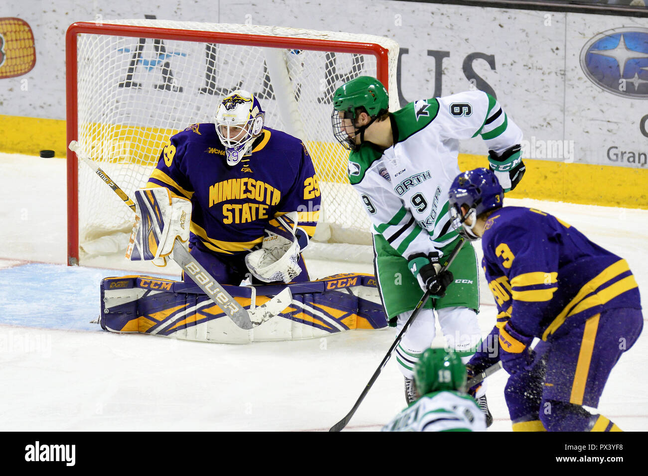 Ottobre 19, 2018 dello stato del Minnesota non conformisti goaltender Dryden McKay (29) orologi il puck come North Dakota combattimenti in avanti falchi Dixon Bowen (9) e dello Stato del Minnesota non conformisti defenceman Jack McNeely (3) Guardare durante uno degli uomini del NCAA college hockey gioco tra il Minnesota non conformisti e le università del Nord Dakota falchi di combattimento a Ralph Engelstad Arena di Grand Forks, ND Mankato ha vinto 7-4. Foto di Russell Hons/CSM Foto Stock