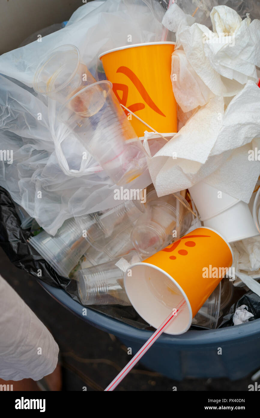 Sacchetti di plastica e tazze in un sacchetto per i rifiuti. Foto Stock