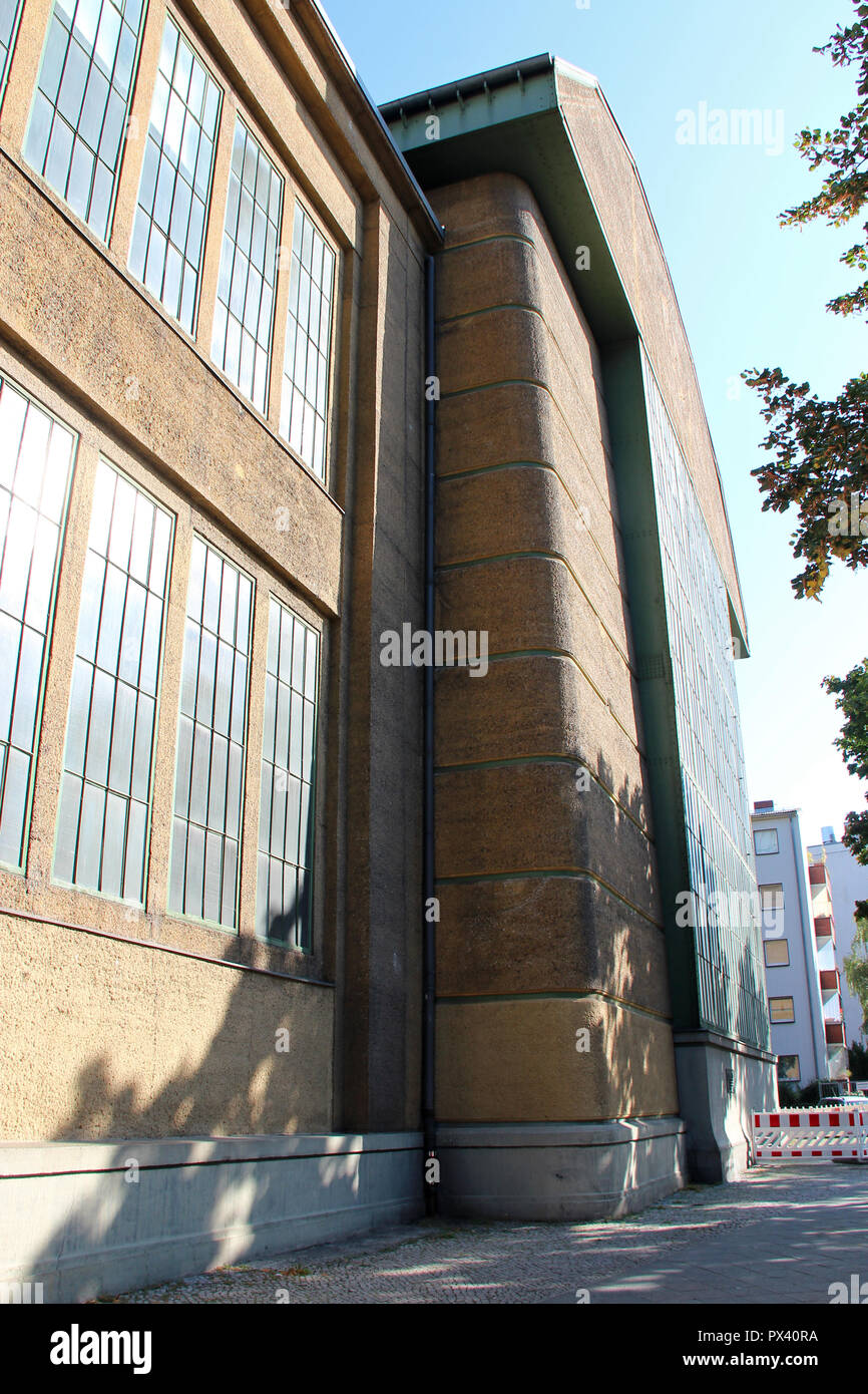 Un ex fabbrica (AEG Turbinen Fabrik) a Berlino (Germania). Foto Stock