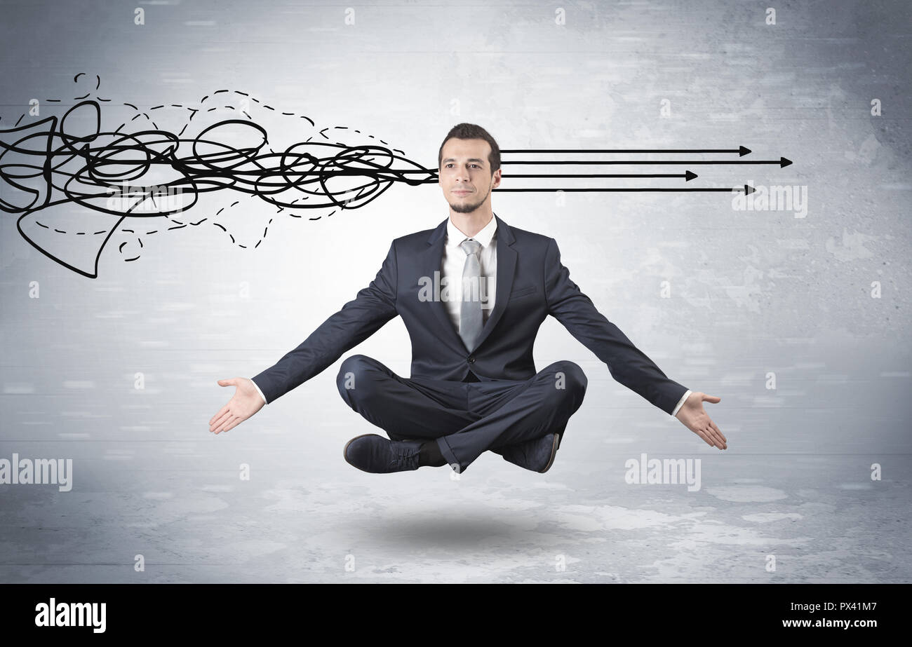 Imprenditore levita in posizione di yoga e sistematizzare con il concetto di pensiero Foto Stock