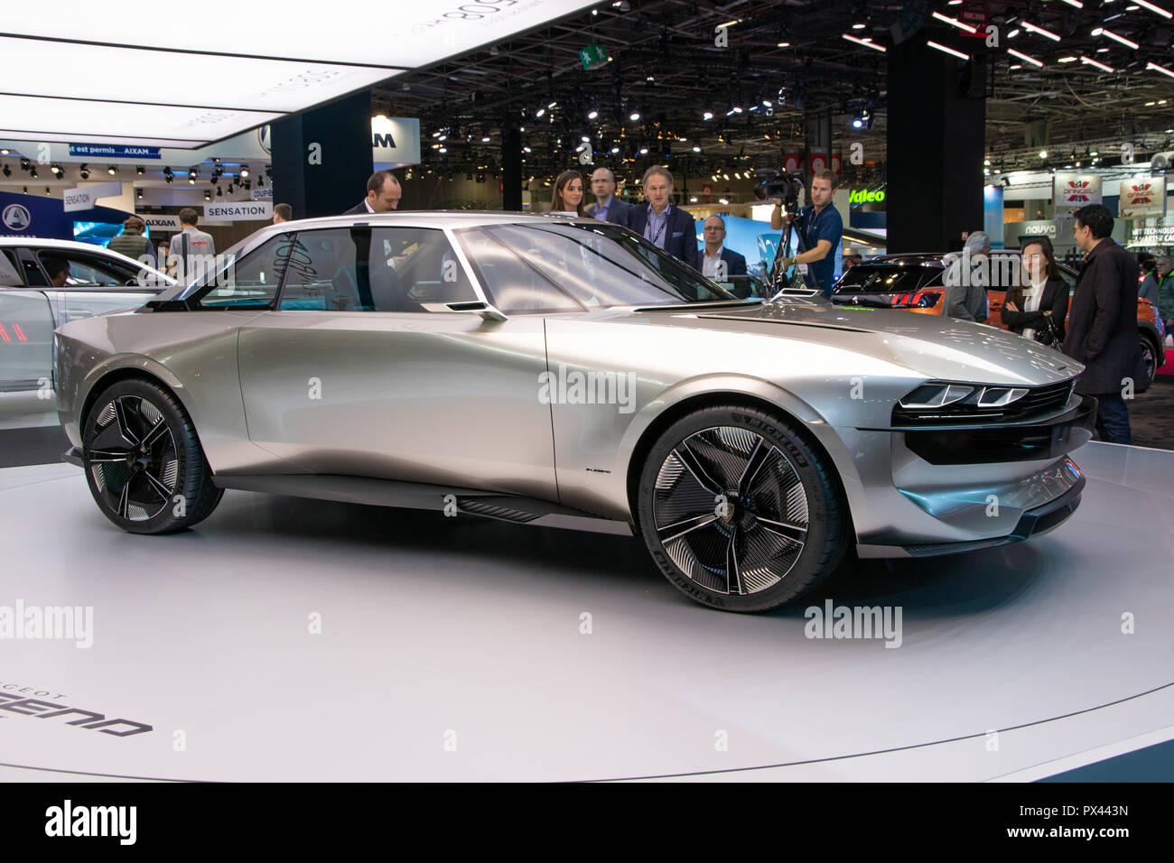 Parigi - Ott 2, 2018: Peugeot e-leggenda retrò nozione autonoma reveiled auto al Motor Show di Parigi. Foto Stock