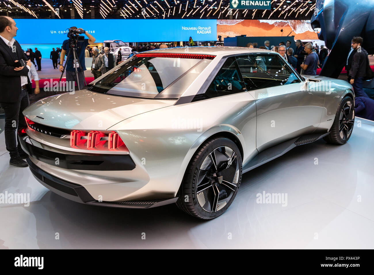 Parigi - Ott 2, 2018: Peugeot e-leggenda retrò nozione autonoma reveiled auto al Motor Show di Parigi. Foto Stock