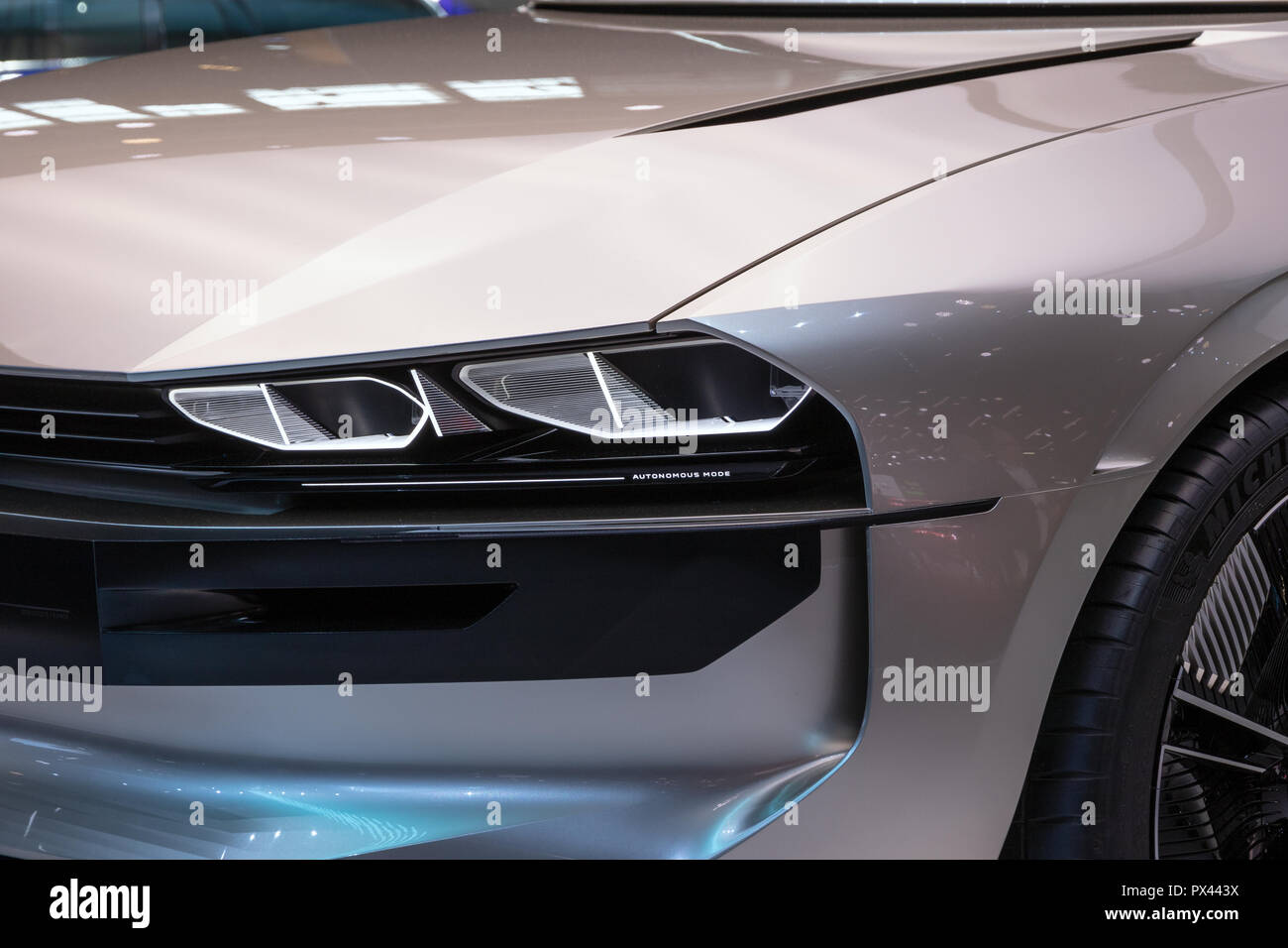 Parigi - Ott 2, 2018: Peugeot e-leggenda retrò nozione autonoma reveiled auto al Motor Show di Parigi. Foto Stock