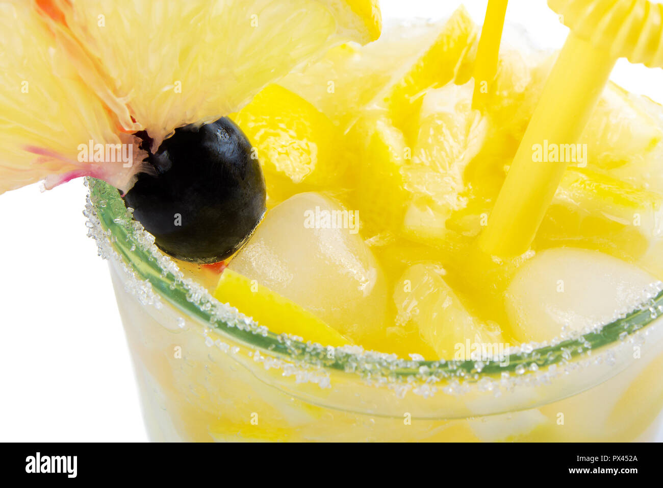 Il Rum Swizzle cocktail alcolici con limone e zucchero sul bordo di un bicchiere alto. closeup vista dalla cima isolata su uno sfondo bianco Foto Stock