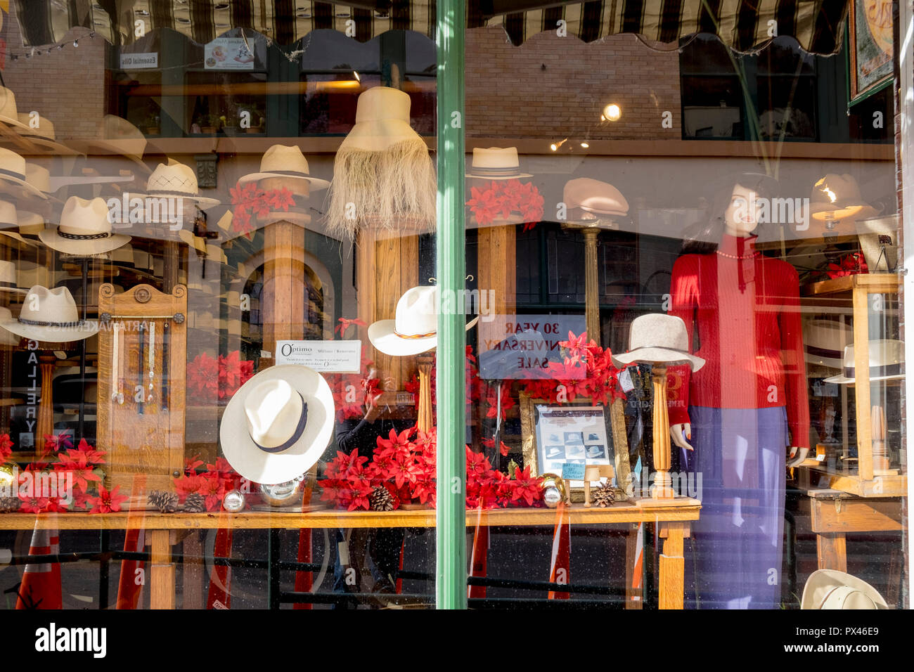 Hat store window display, Bisbee, Arizona, Stati Uniti d'America Foto Stock