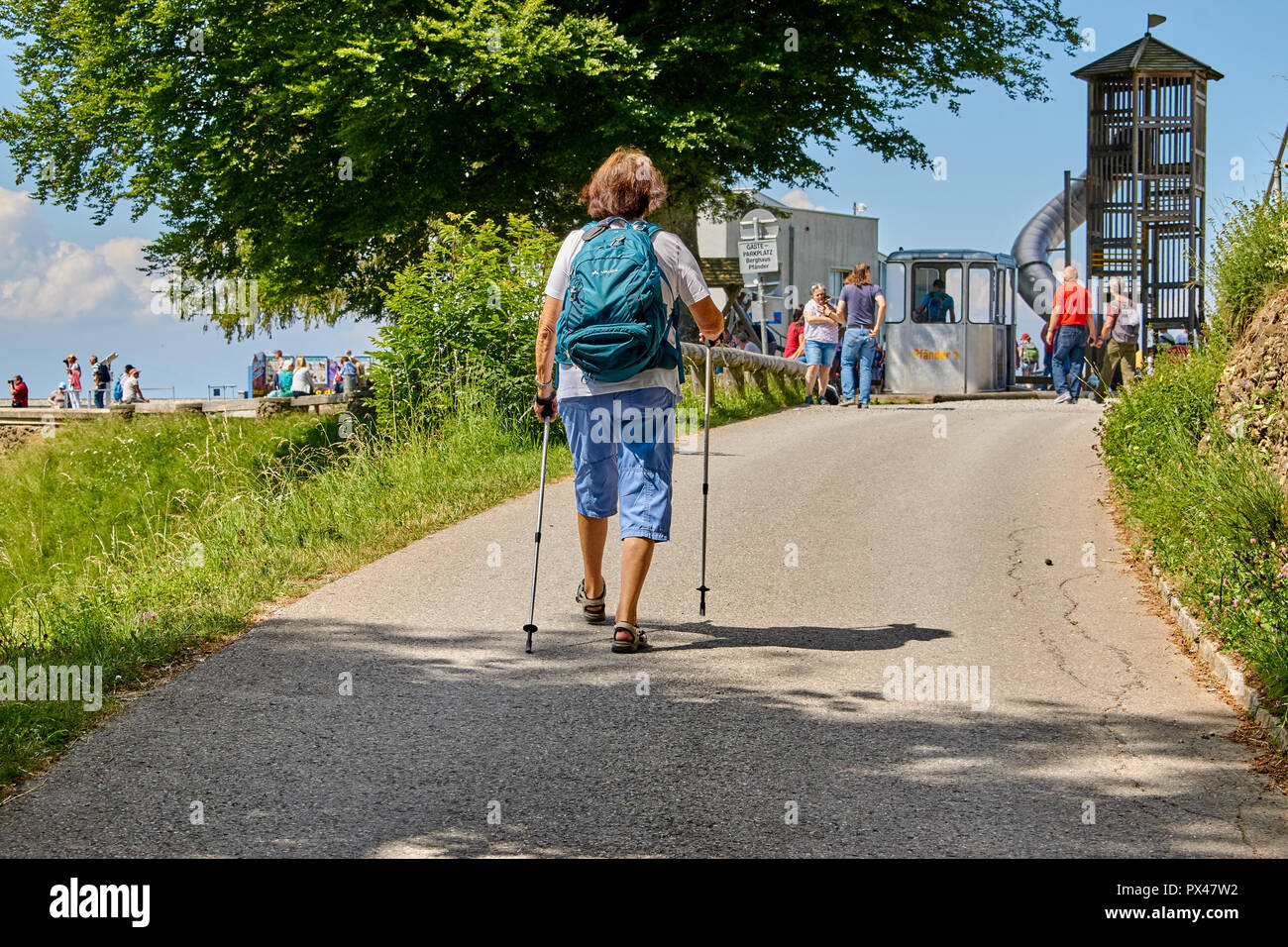 Le donne con bastoni da passeggio su un sentiero di montagna dell'Austria Foto Stock