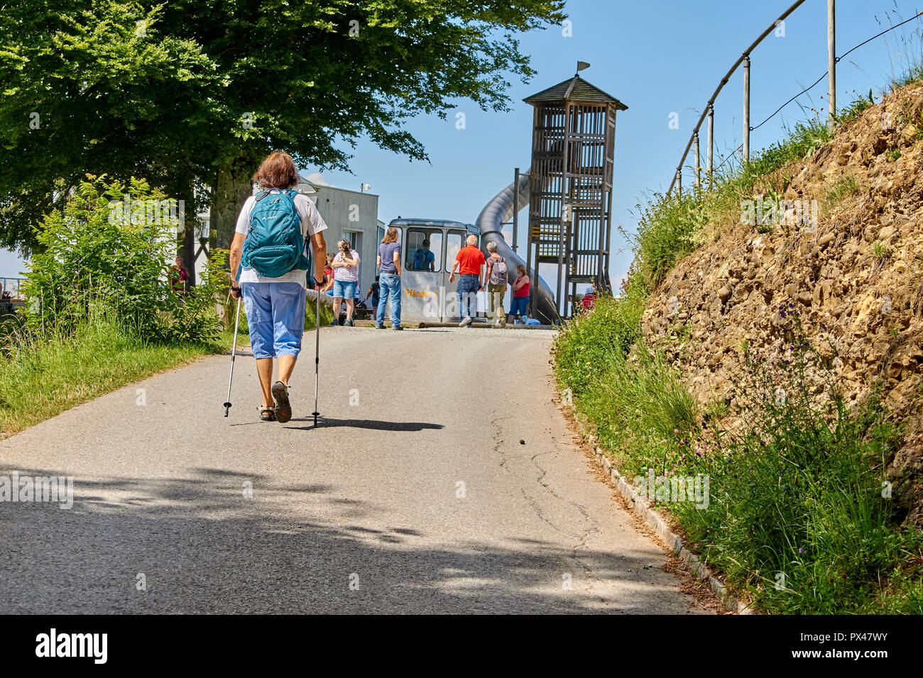 Le donne con bastoni da passeggio su un sentiero di montagna dell'Austria Foto Stock