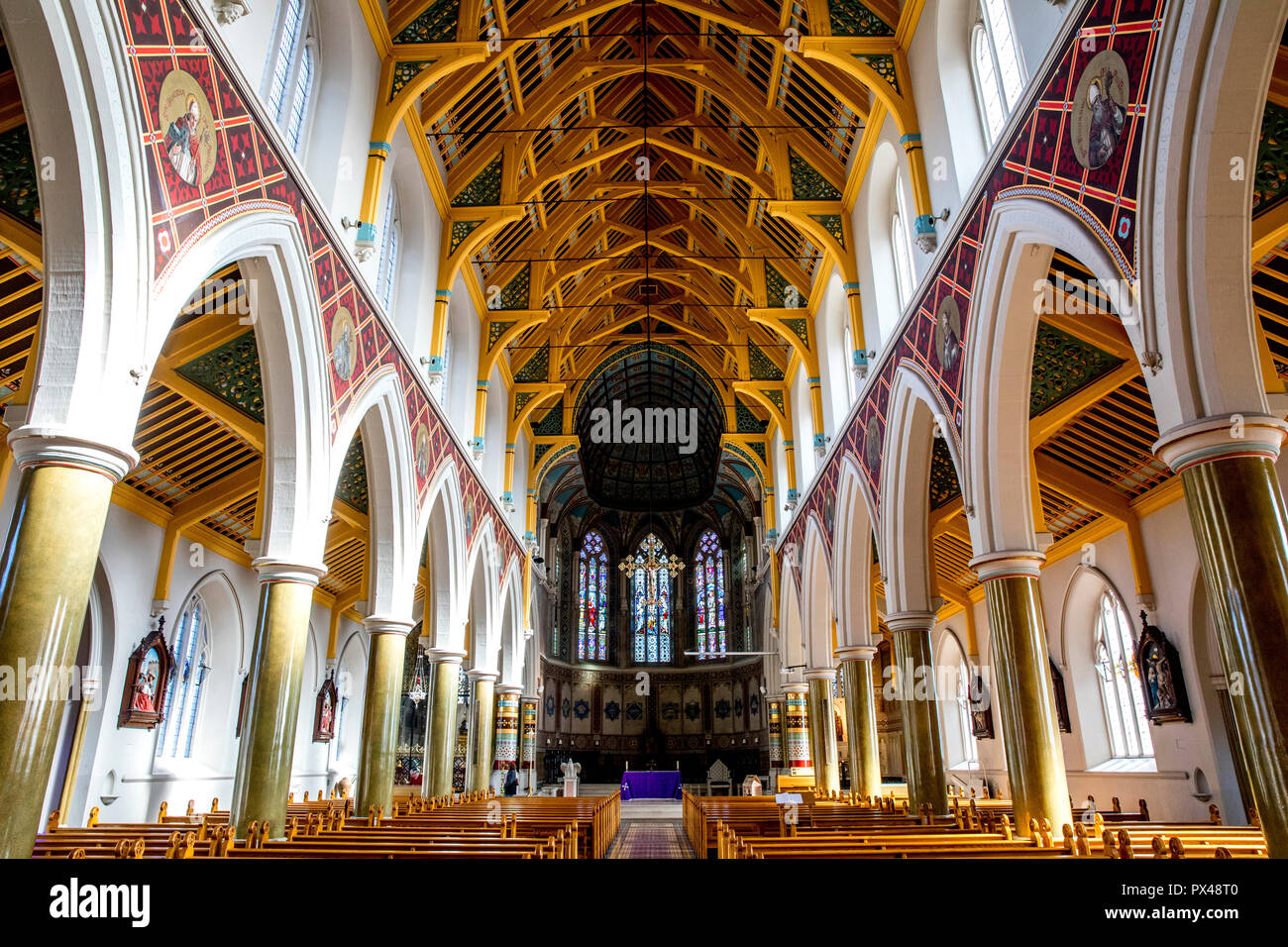 San Pietro cattedrale cattolica di Belfast, Irlanda del Nord. Navata. Ulster, U.K. Foto Stock