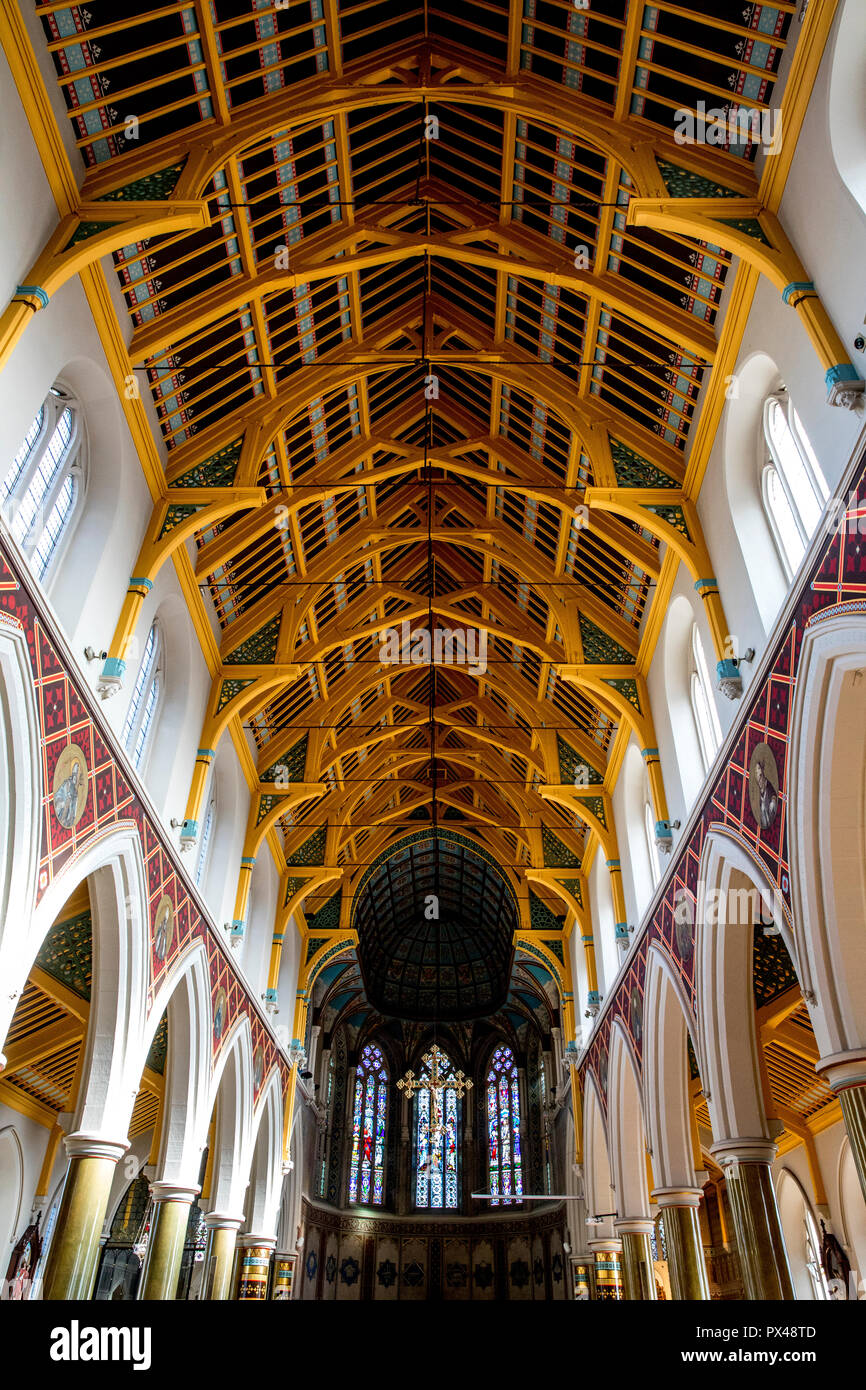 San Pietro cattedrale cattolica di Belfast, Irlanda del Nord. Navata. Ulster, U.K. Foto Stock