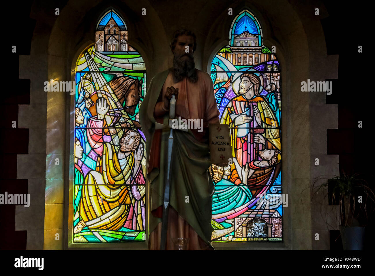 San Paolo chiesa cattolica, Belfast, Irlanda del Nord. Le finestre di vetro macchiate. Ulster, U.K. Foto Stock