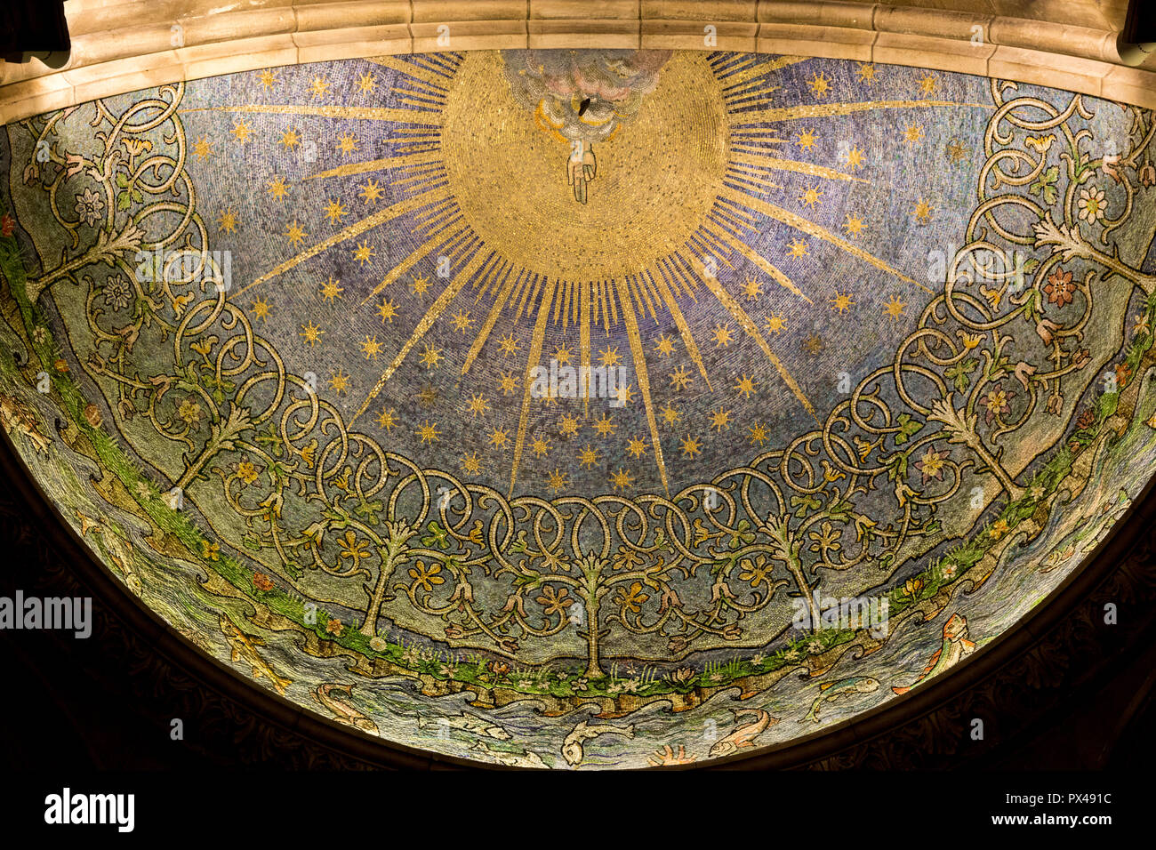 St Ann's Belfast cattedrale protestante, Irlanda del Nord. Battistero mosaico a soffitto. La mano di Dio. Ulster, U.K. Foto Stock