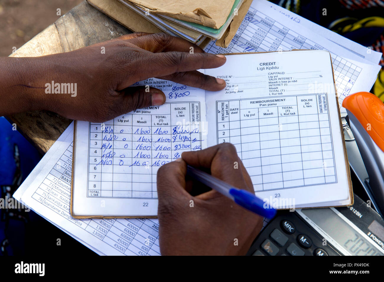 Microfinanza rimborso di prestito nel nord del Togo. Foto Stock
