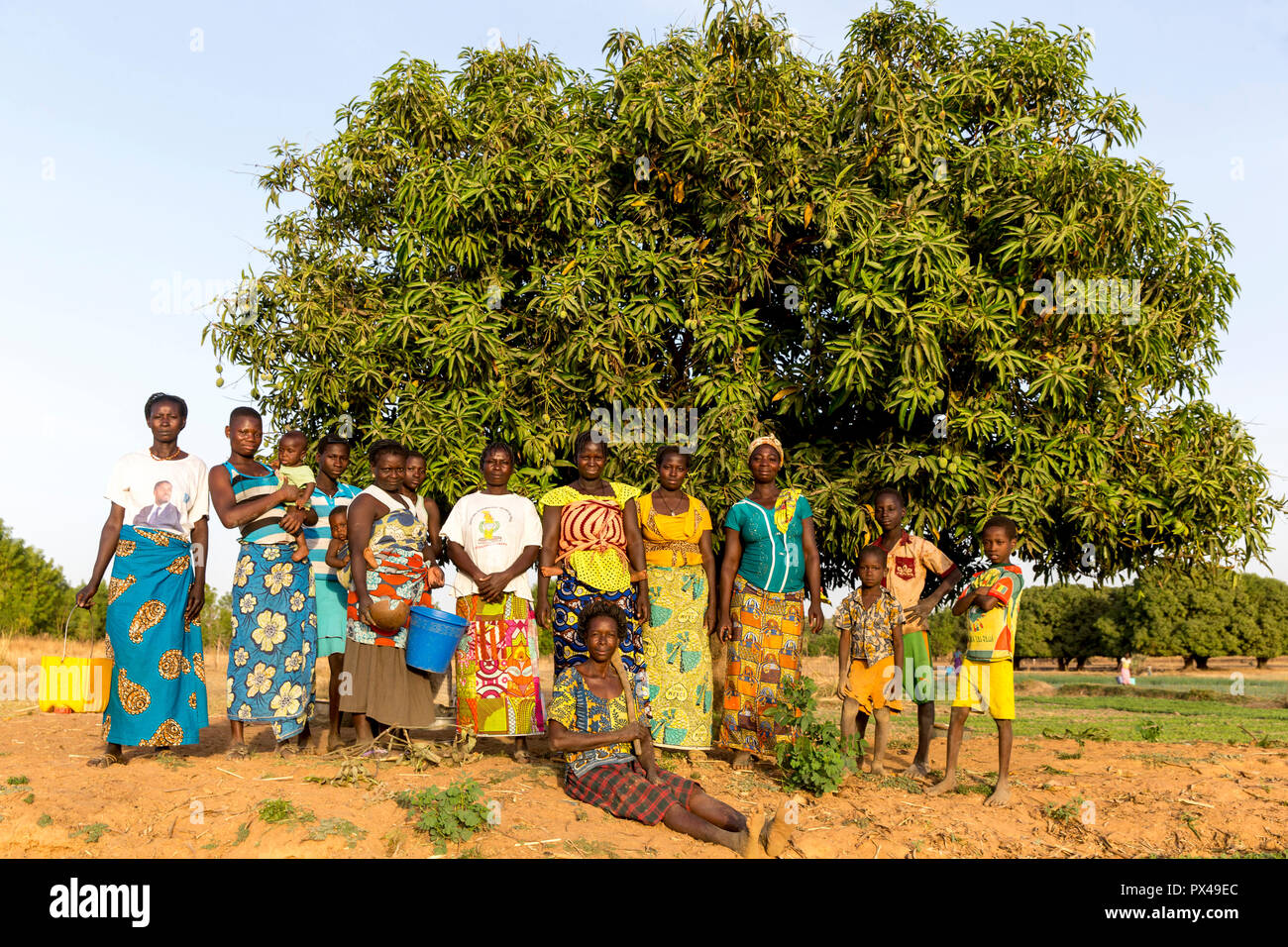 I membri della cooperativa femminile in un campo di ortaggi in Karsome, Togo. Foto Stock
