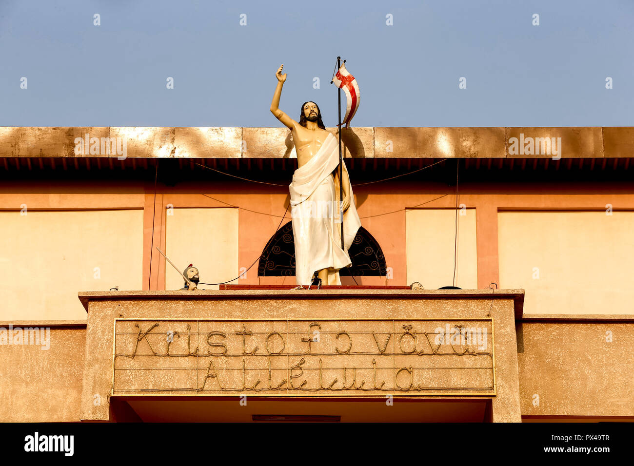 Gesù Cristo statua di oltre il portico del Cristo Risorto de Hedzranawoe parrocchia cattolica, LomÃ©, Togo. Foto Stock