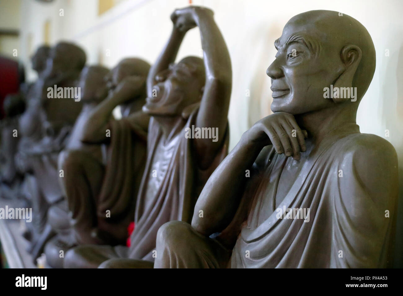 L'unità PHU lungo il tempio buddista. Statue di monaci. Ho Chi Minh City. Il Vietnam. Foto Stock