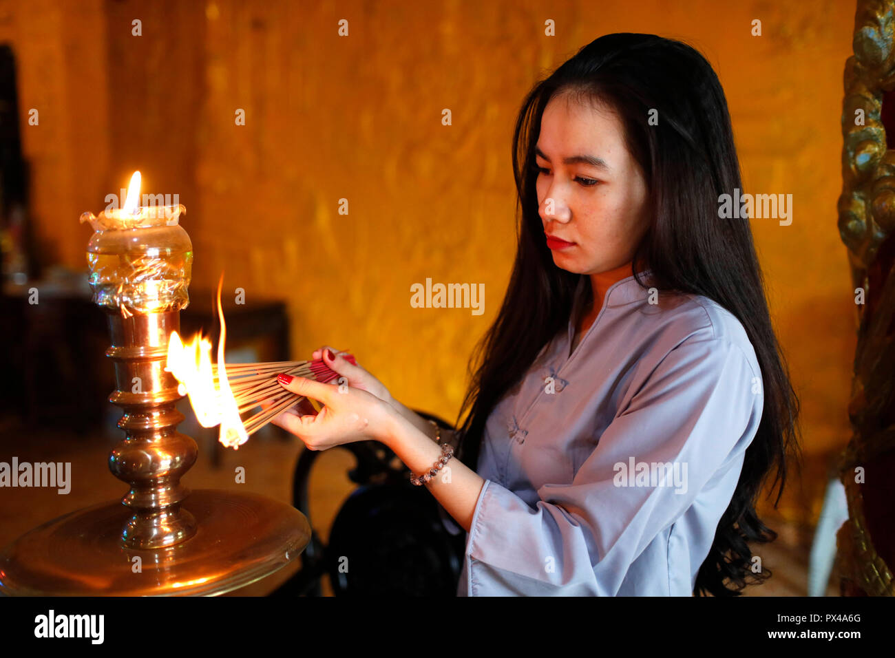 Thien appeso tempio buddista. Pregando donna con bastoncini di incenso in mani. Ho Chi Minh City. Il Vietnam. Foto Stock
