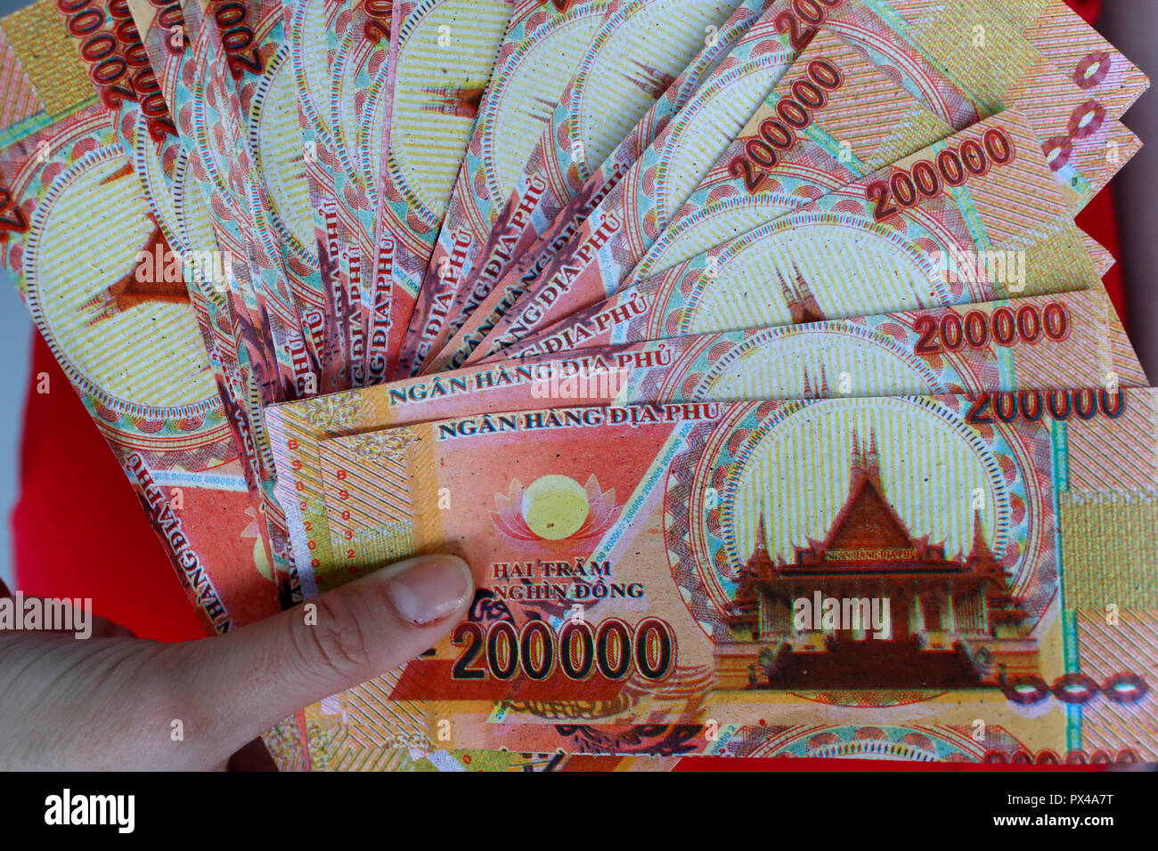 L'inferno di banconote e di altre forme di joss carta. Vung Tau. Il Vietnam. Foto Stock