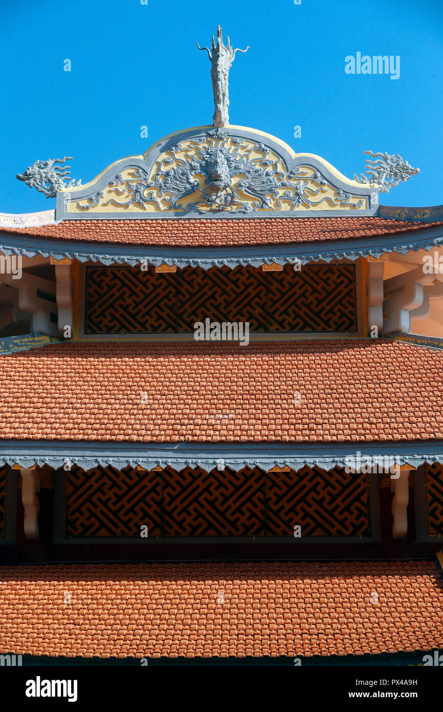 Linh Phong tempio buddista. Tempio del tetto con tegole rosse. Dalat. Il Vietnam. Foto Stock