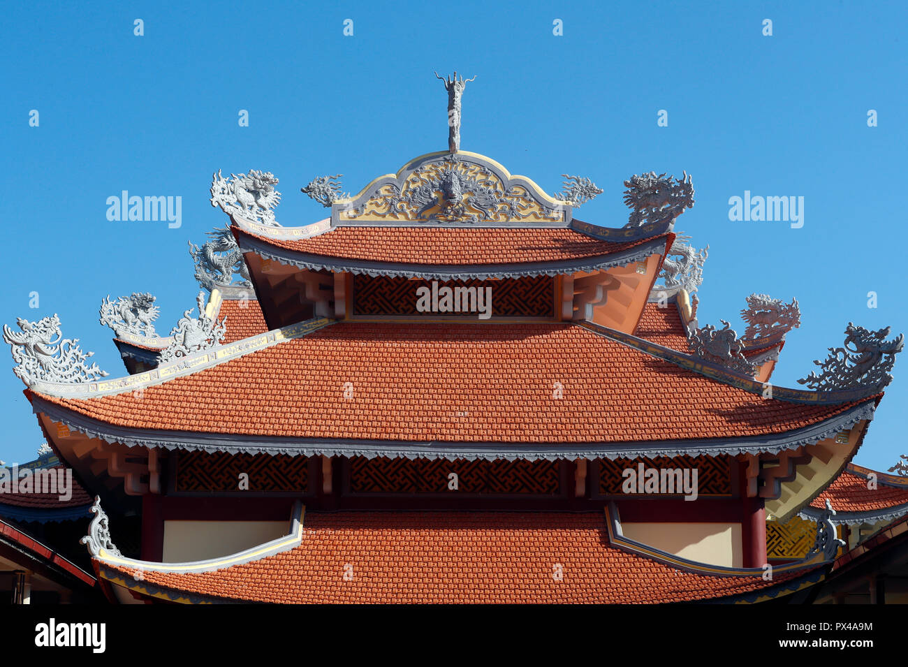 Linh Phong tempio buddista. Tempio del tetto con tegole rosse. Dalat. Il Vietnam. Foto Stock