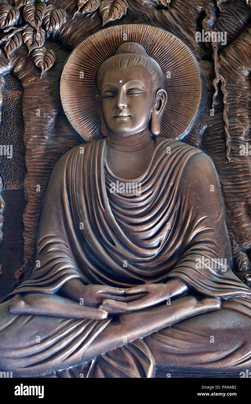 Linh Phong tempio buddista. Shakyamuni Buddha seduto in meditazione pongono sotto il Bodhi tree. Dalat. Il Vietnam. Foto Stock