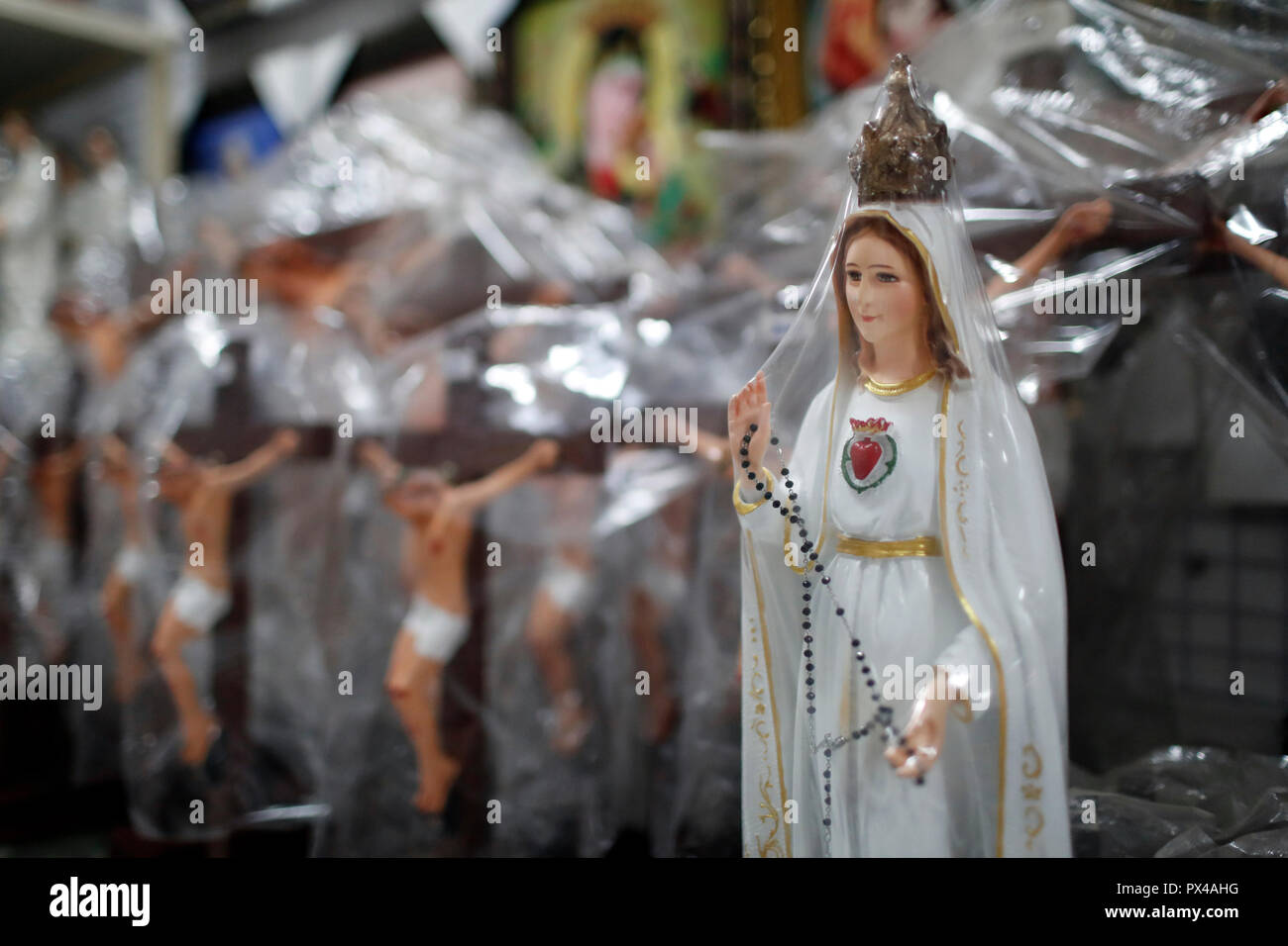 Negozio di vendita religioso cristiano voci. La Santa Vergine statue. Ho Chi Minh City. Il Vietnam. Foto Stock