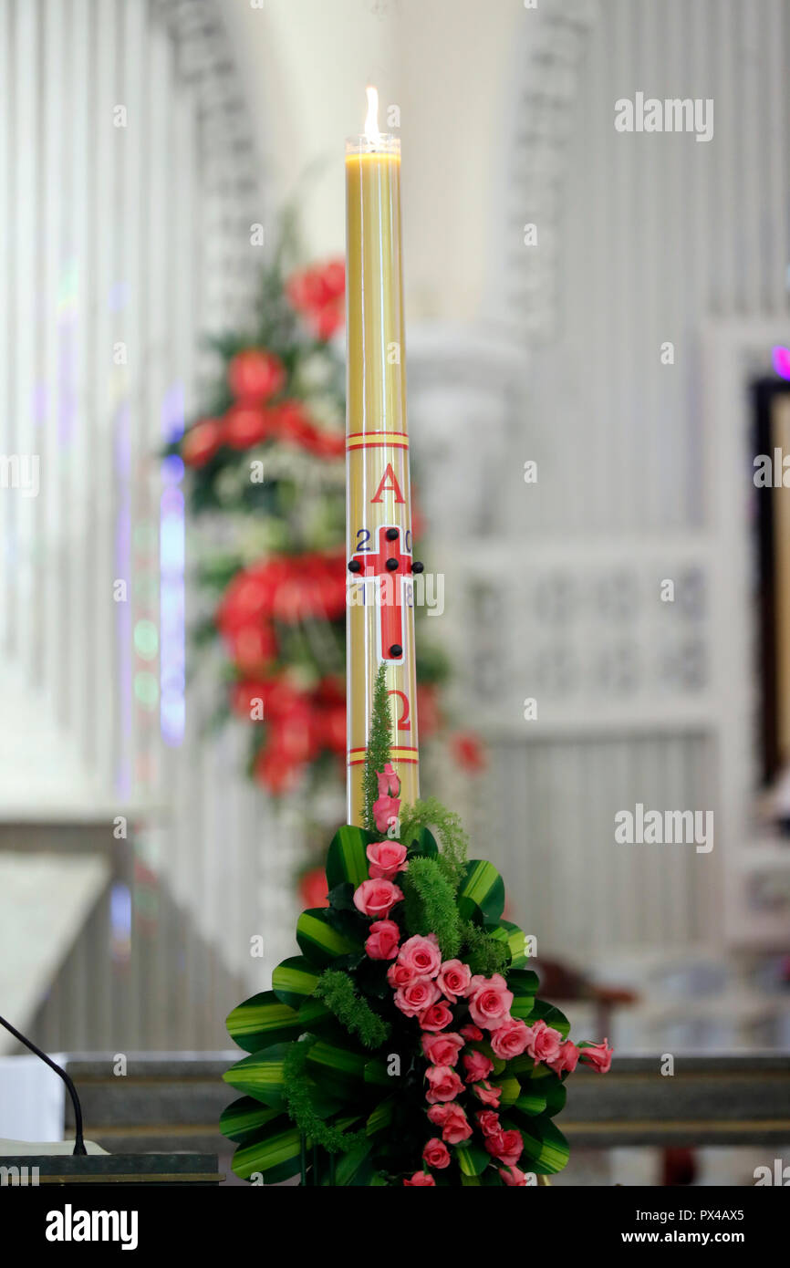 La Cattedrale di San Nicola Dalat. Pasqua candela o il cero pasquale. Dalat. Il Vietnam. Foto Stock