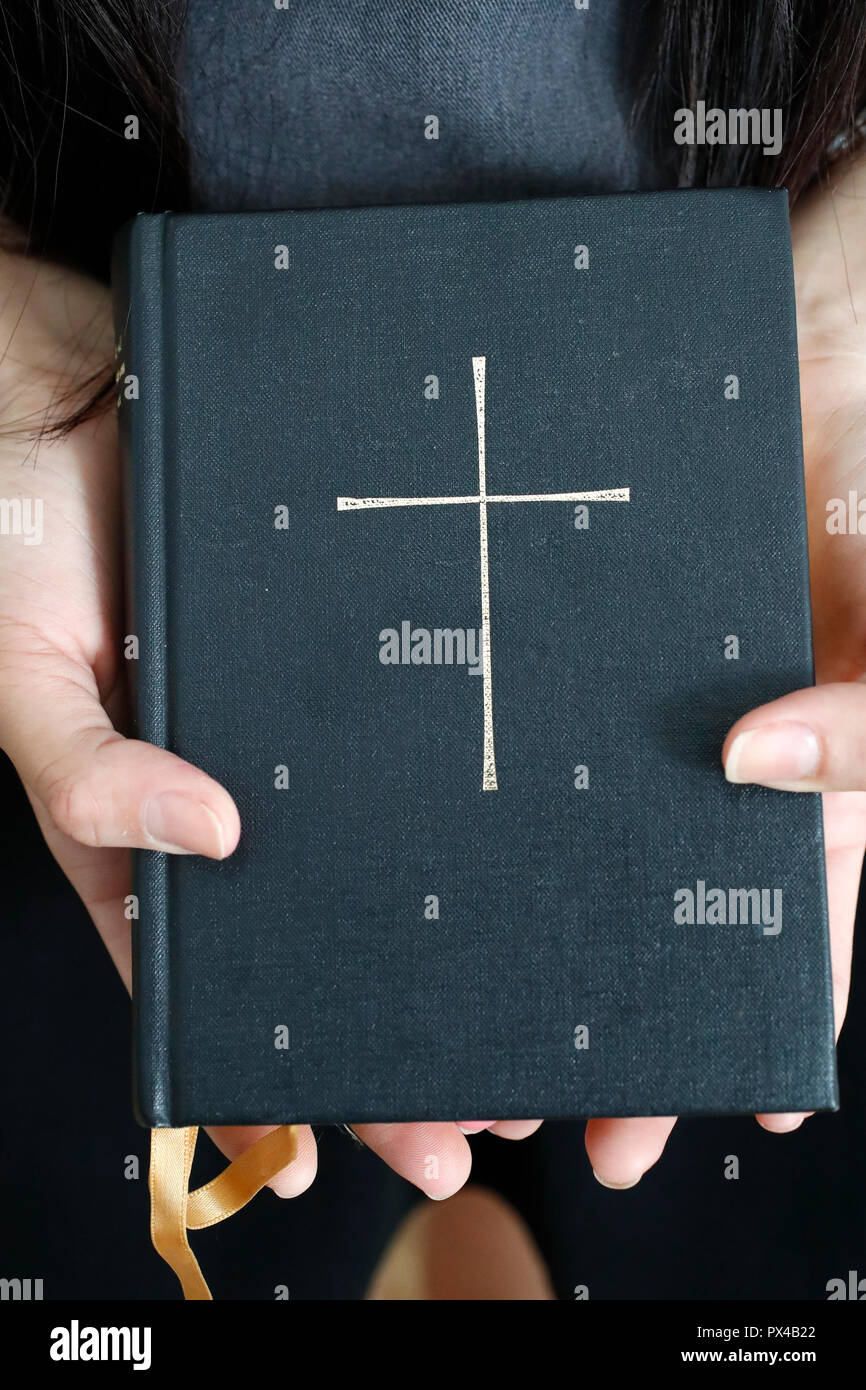 Donna con la Bibbia in mano. Close-up. Foto Stock
