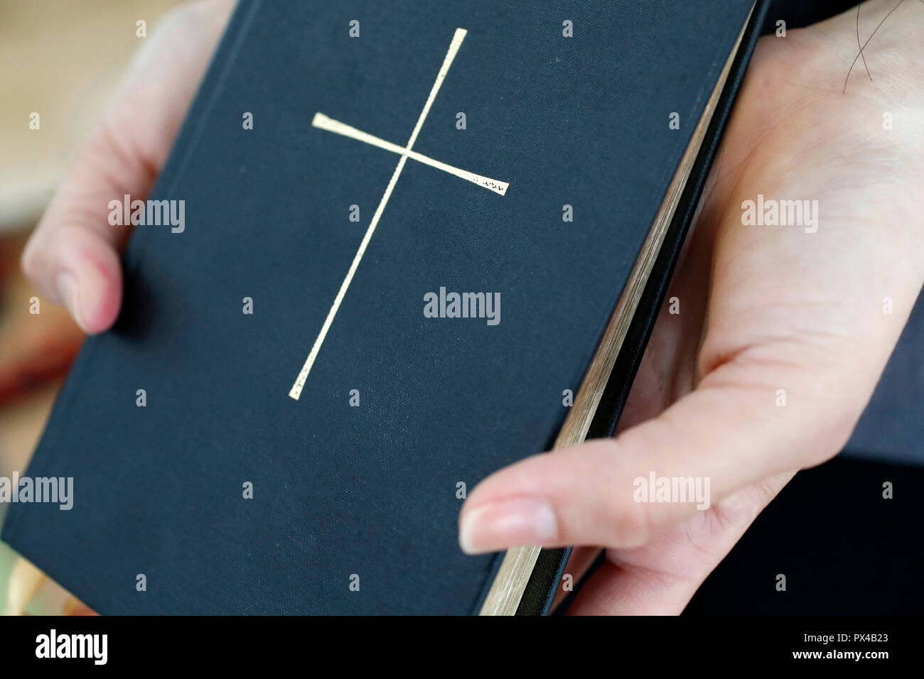 Donna con la Bibbia in mano. Close-up. Foto Stock