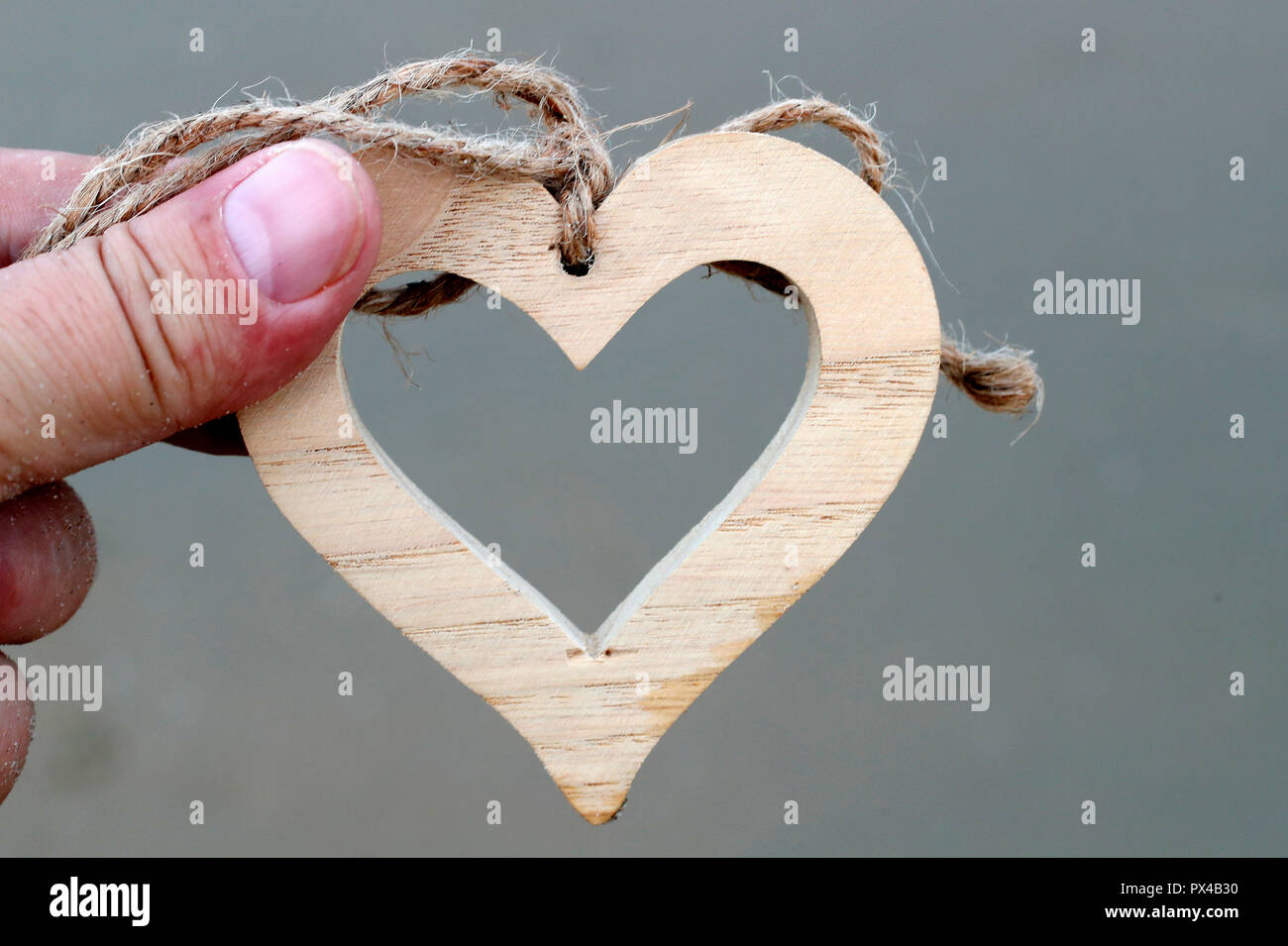 Uomo con un cuore di legno. Close-up. Foto Stock