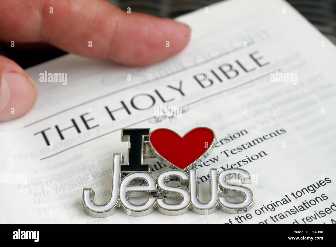 Io amo Gesù il pin con la Sacra Bibbia. Foto Stock