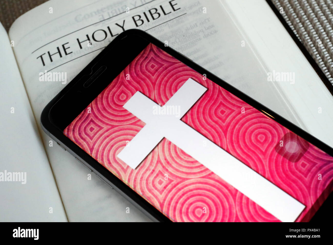 Carta bibbia e la Bibbia digitale app sullo smartphone. Foto Stock