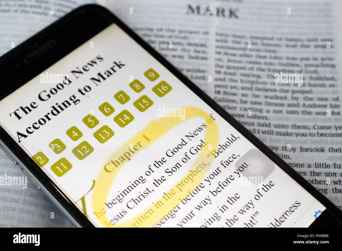 Carta bibbia e la Bibbia digitale app sullo smartphone. Il Nuovo Testamento. Vangelo. Mark. Foto Stock