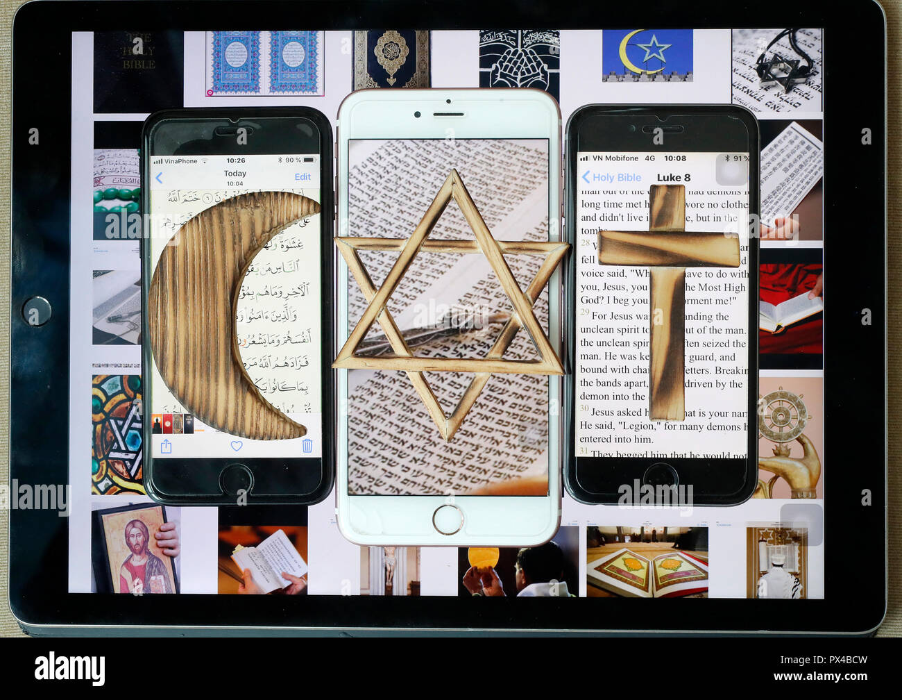 Stella ebraica, una Croce Cristiana e Musulmana e Crescent, simboli religiosi del cristianesimo, islam ebraismo impostato su 3 smartphone con app digitale. Foto Stock