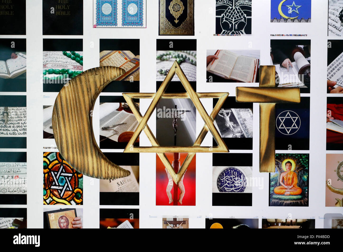 Stella ebraica, una Croce Cristiana e Musulmana e Crescent : simboli religiosi del cristianesimo, islam ebraismo impostato su un tablet che mostra immagini interconfessionale. Foto Stock