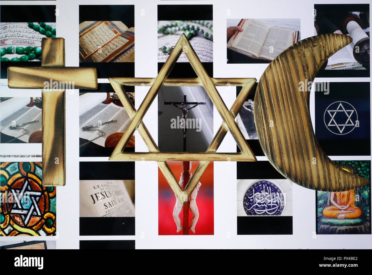 Stella ebraica, una Croce Cristiana e Musulmana e Crescent : simboli religiosi del cristianesimo, islam ebraismo impostato su un tablet che mostra immagini interconfessionale. Foto Stock