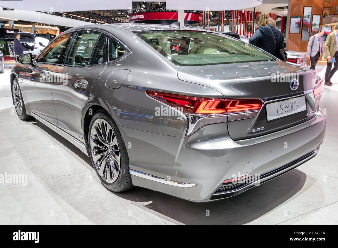 Parigi - Ott 3, 2018: Lexus LS 500h ibrida berlina di lusso auto presentati presso il Motor Show di Parigi. Foto Stock