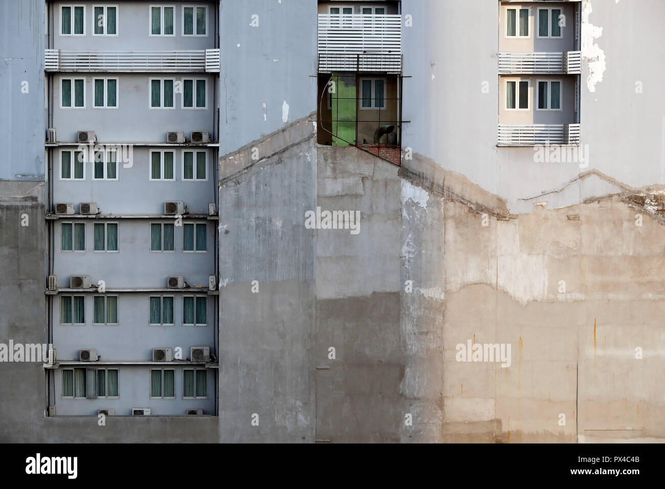 Dettagli dell'architettura di un vecchio edificio di appartamenti. Distict 1. La città di Ho Chi Minh (Saigon). Il Vietnam. Foto Stock