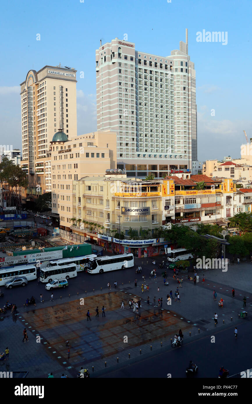 Nguyen Hue Street. District 1. Caravelle e Sheraton hotels. A Saigon. Il Vietnam. Foto Stock