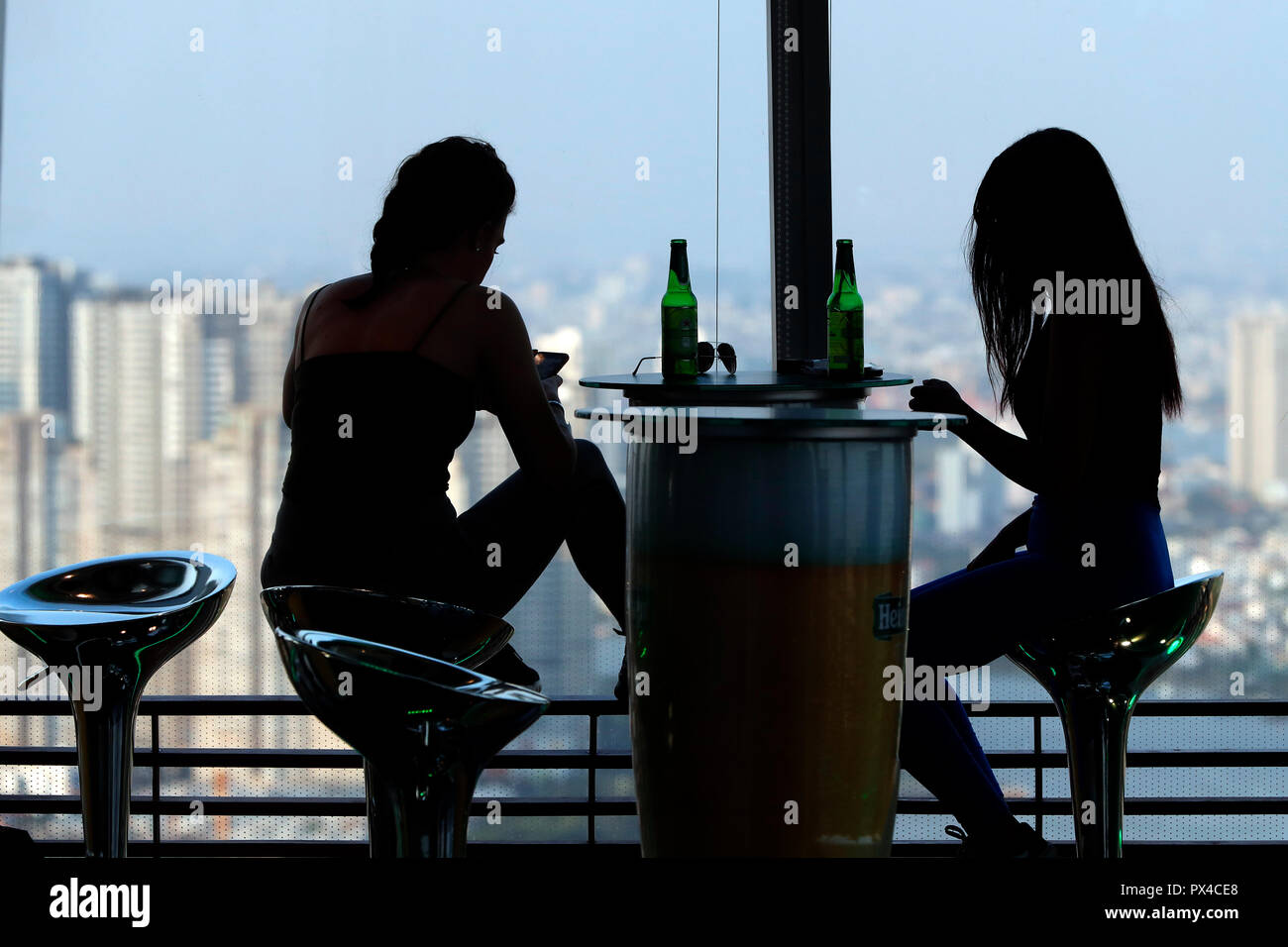 Le donne di bere birra a Bitexco torre finanziaria. Ho Chi Minh City. Il Vietnam. Foto Stock