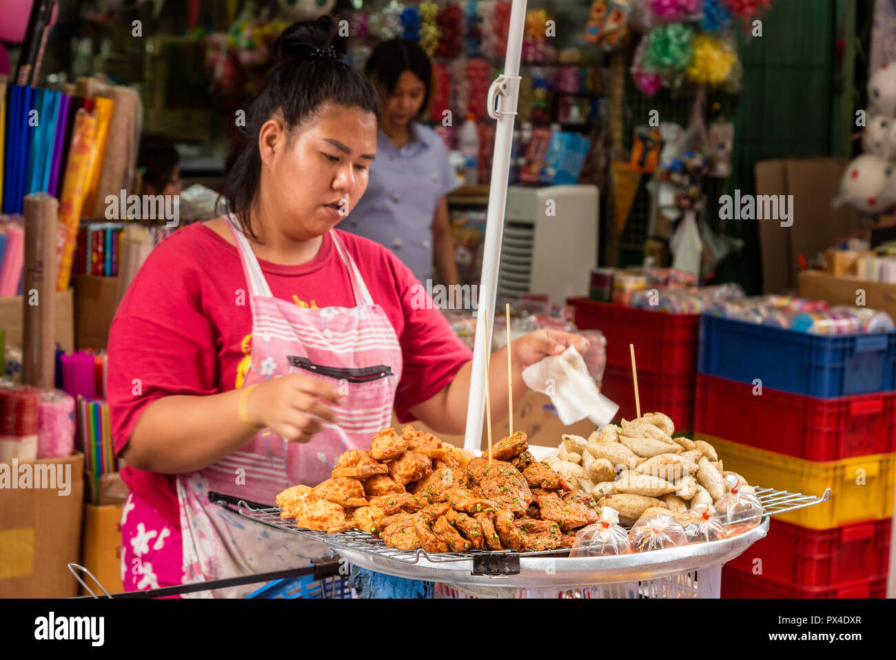 Cibo di strada, di stallo Yaowarat Road, Chinatown, Bangkok, Thailandia Foto Stock