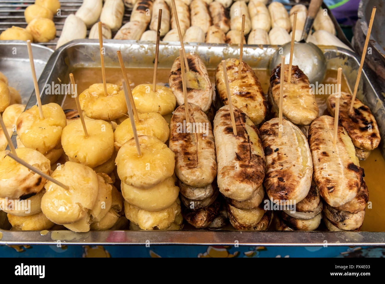 Cibo di strada, di stallo Yaowarat Road, Chinatown, Bangkok, Thailandia Foto Stock