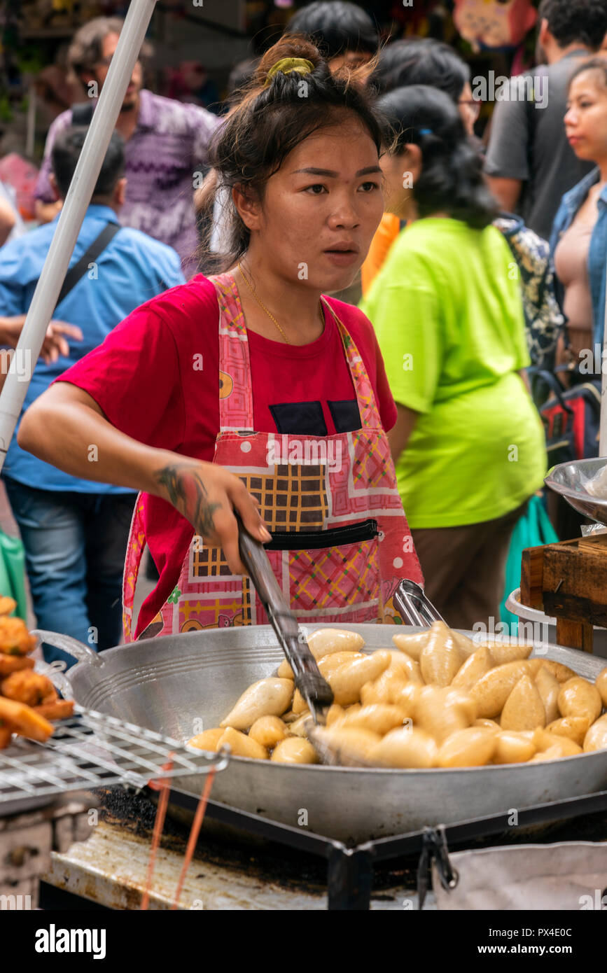 Cibo di strada, di stallo Yaowarat Road, Chinatown, Bangkok, Thailandia Foto Stock
