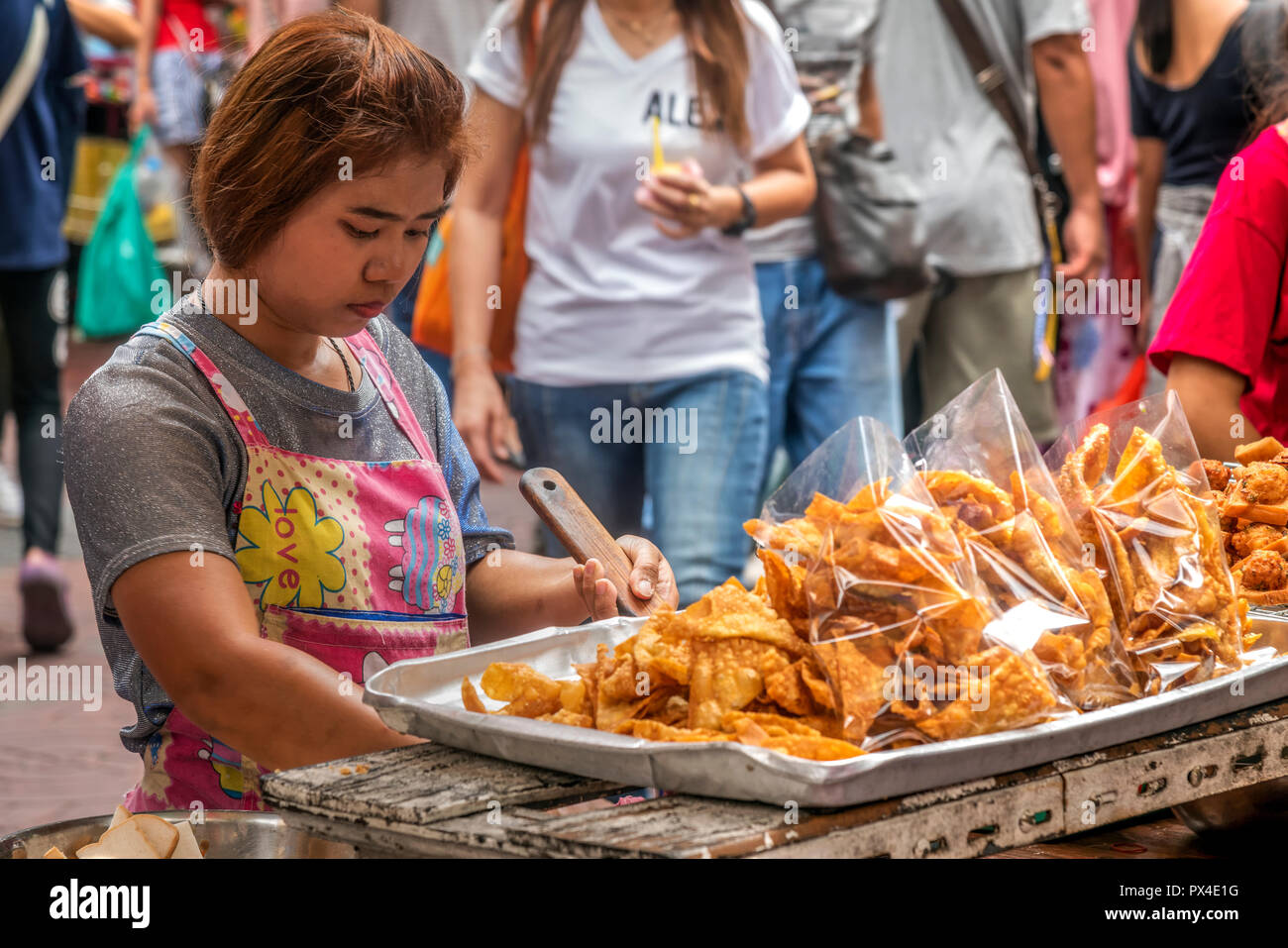 Cibo di strada, di stallo Yaowarat Road, Chinatown, Bangkok, Thailandia Foto Stock