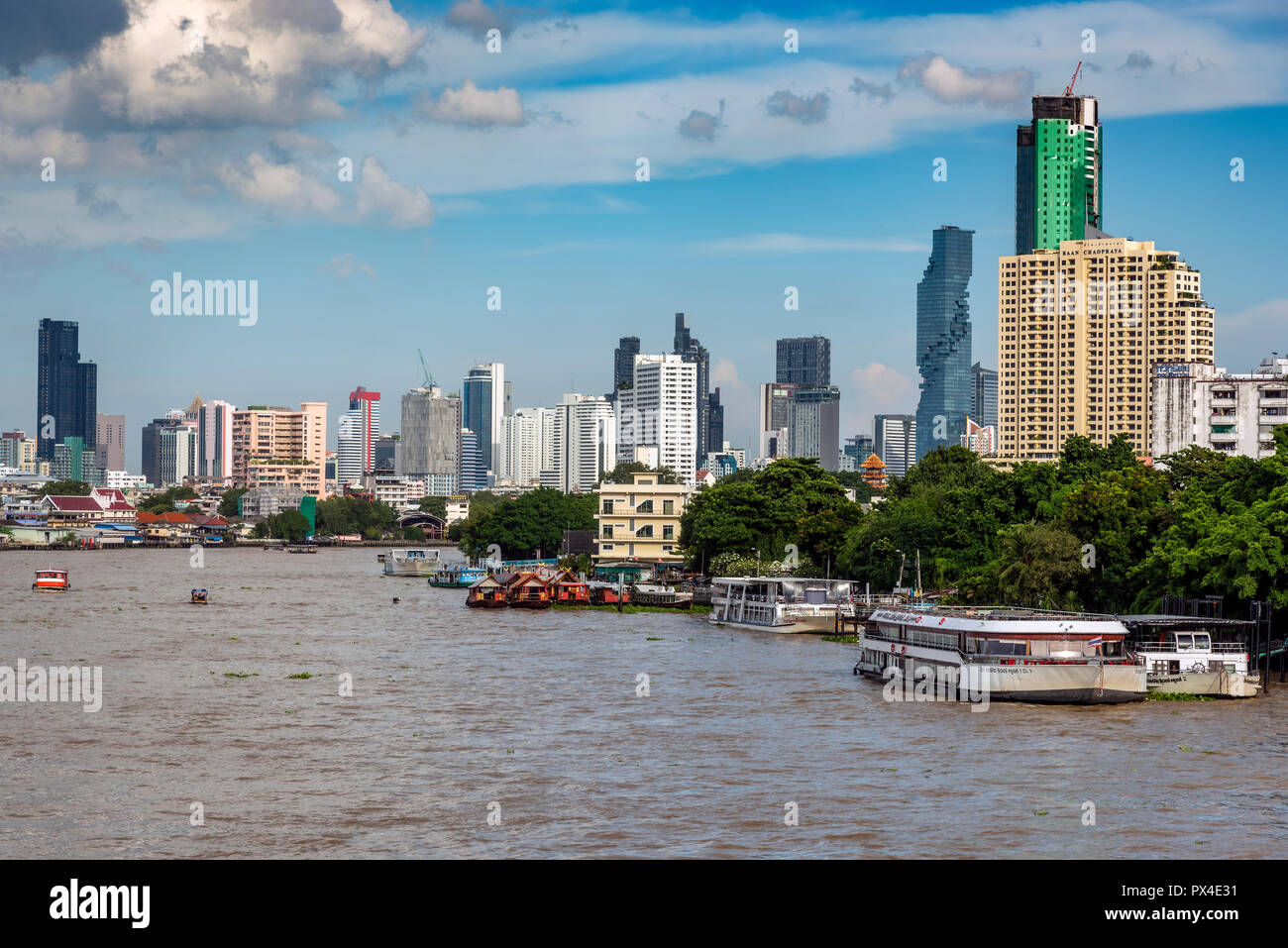 Il fiume Chao Phraya e dello skyline della città di Bangkok, Tailandia Foto Stock