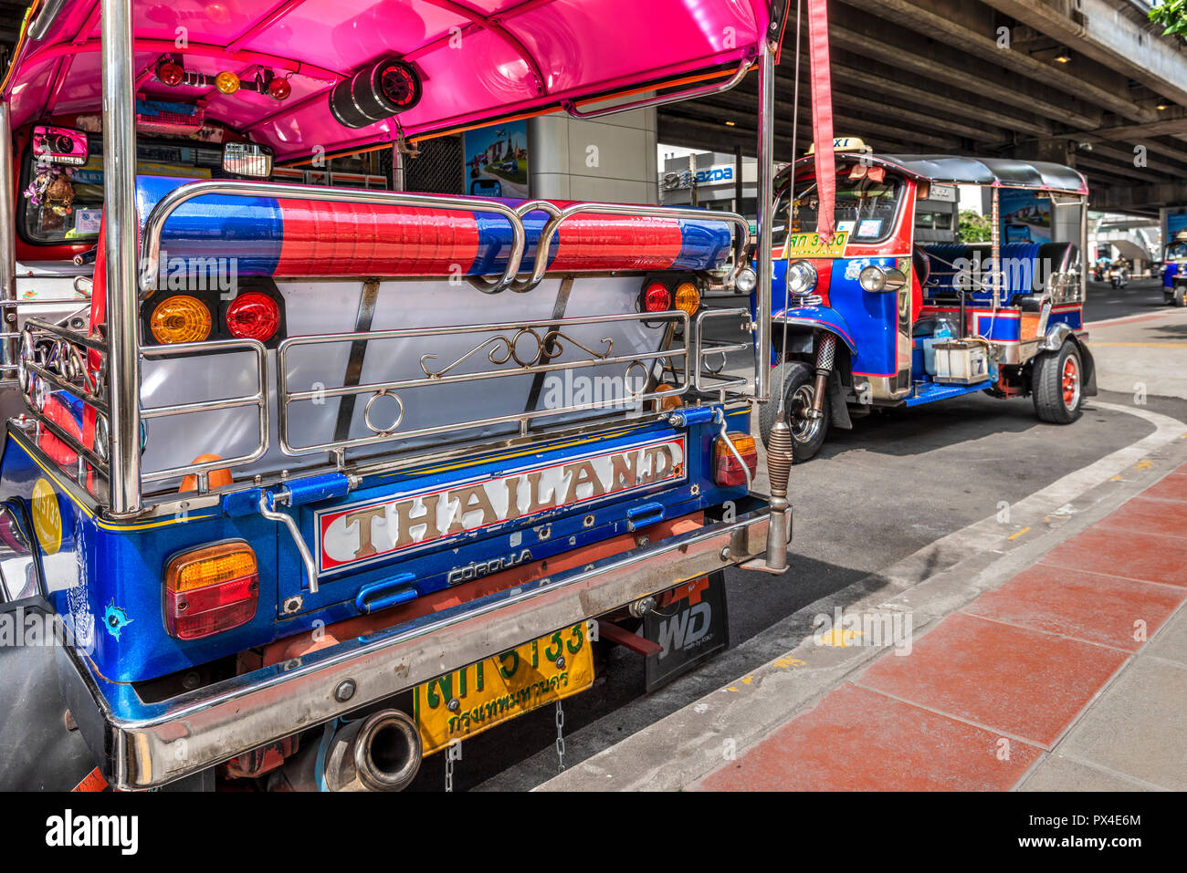 Un tuk tuk a tre ruote taxi, Bangkok, Thailandia Foto Stock
